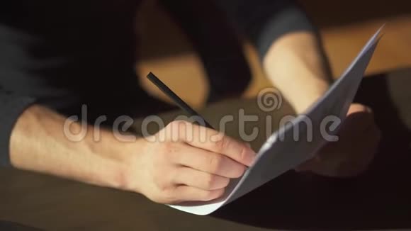男性的手在做文件和书面修改文件的关闭一个商人研究图形制作视频的预览图