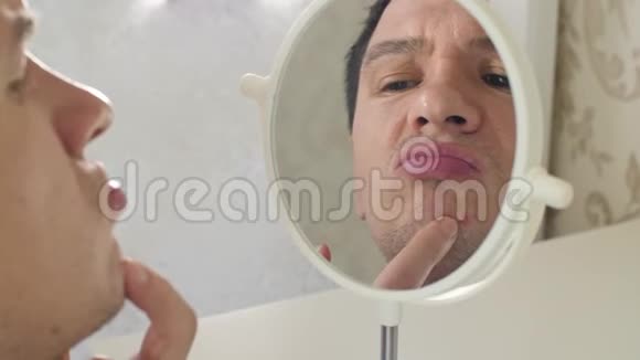 镜前有粉刺的男人视频的预览图