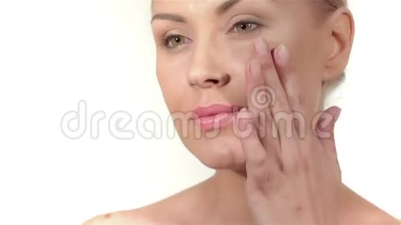 女性脸和手的一部分白色背景视频的预览图