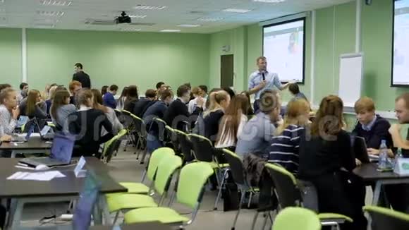 大学观众实践研讨会学生们聚集在一起给经济老师讲课视频的预览图