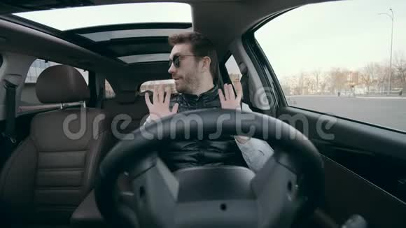 当一个人坐在里面的时候汽车开着自动驾驶仪视频的预览图