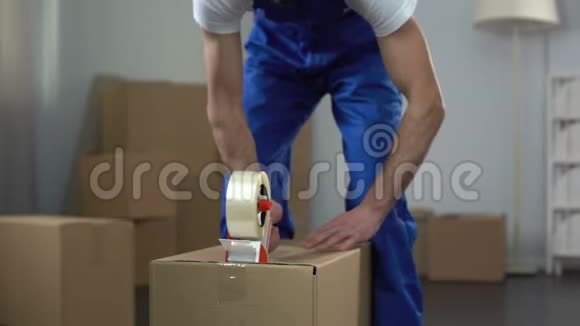 搬运公司工人小心包装和搬运箱子优质服务视频的预览图