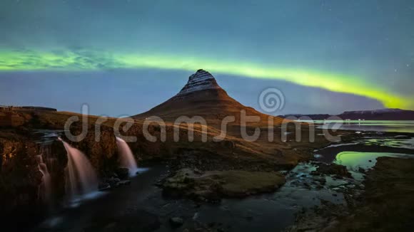 冰岛Kirkjufell山上空北极光4时间推移视频的预览图