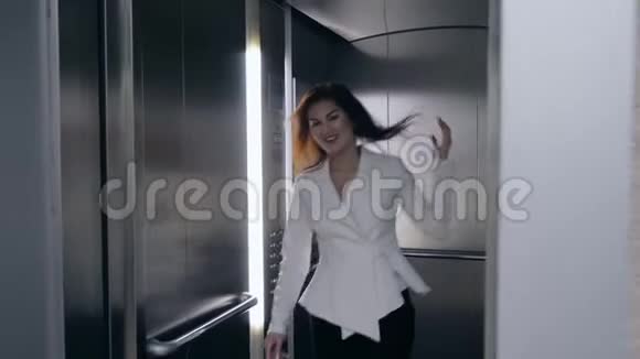 穿西装的女商人走出电梯视频的预览图