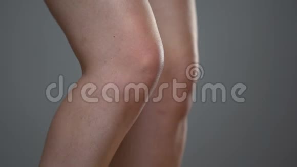 成熟女性触摸膝盖半月板炎症关节问题视频的预览图