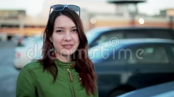 年轻女子拿着新车钥匙微笑着视频的预览图