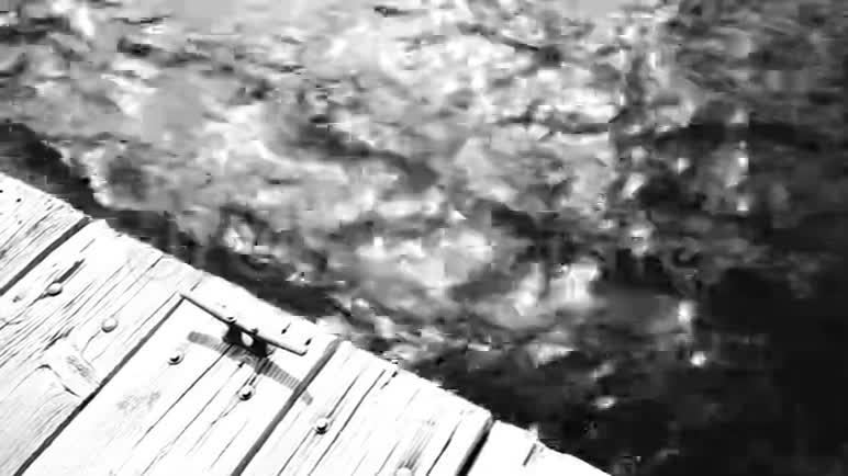 在锡尔拉的回声湖码头上的水的微光视频的预览图