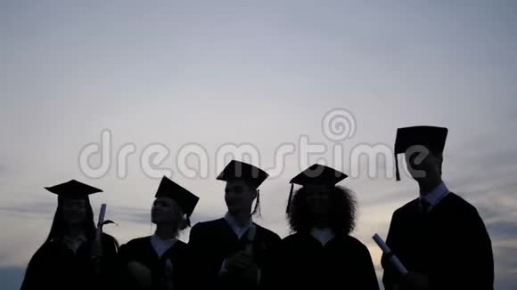 庆祝教育毕业学生成功学习理念学生在空中抛帽子的剪影视频的预览图