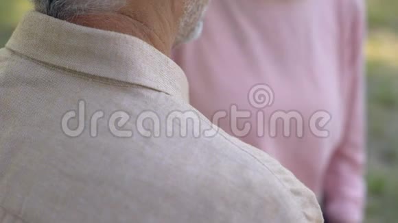 老年妇女就疾病或损失支持护理特写问题向男子表示哀悼视频的预览图