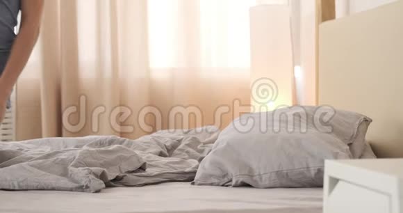 精疲力竭的女人在床上睡着了视频的预览图