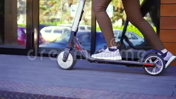 女孩踩着电动滑板车慢一点视频的预览图