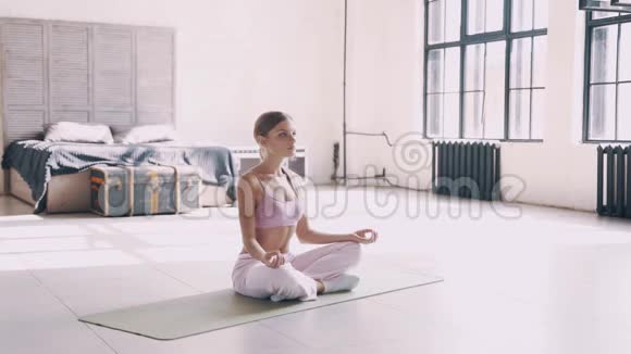 在家做瑜伽简单的瑜伽练习为初学者在家视频的预览图