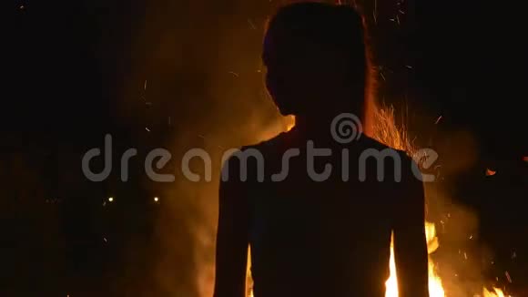 火灾前一位年轻女子的剪影视频的预览图