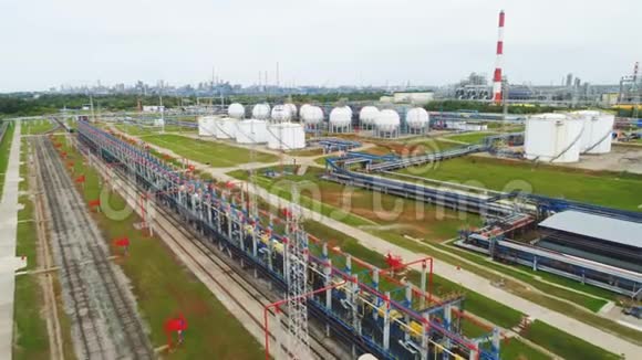 配备水库和管道的炼油厂综合设施上安装了摄像机视频的预览图
