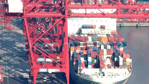 货轮在货港装货的时间推移录像视频的预览图