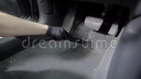师傅用吸尘器清洁汽车内部在驾驶座附近清除污垢视频的预览图