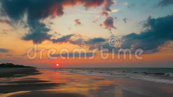 上升的太阳越过海滩环路视频的预览图