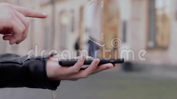 男性手展示智能手机概念HUD全息图5G视频的预览图