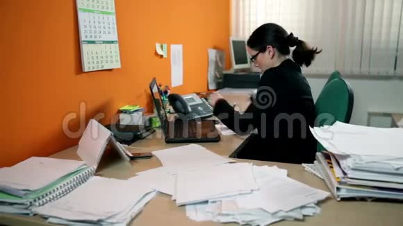 商务女性在办公室工作打电话视频的预览图