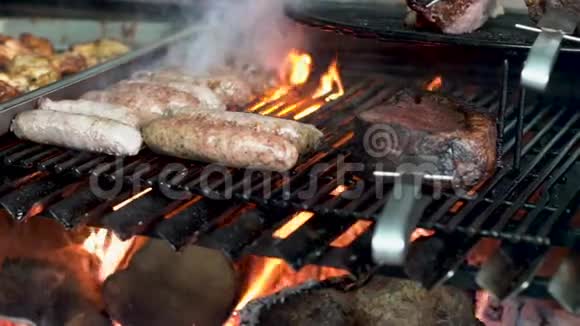 烤架上有香肠和牛排视频的预览图
