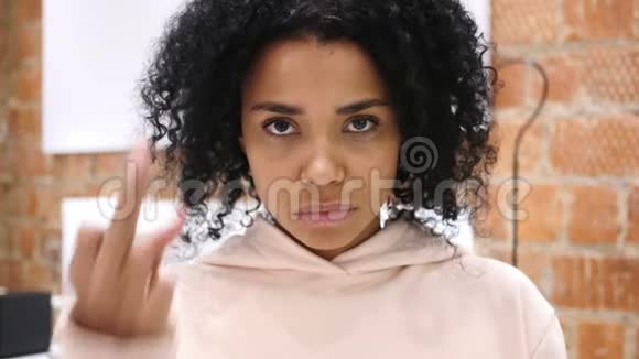 严肃的非洲裔美国妇女愤怒地伸出中指视频的预览图