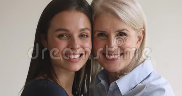 迷人的微笑两代女性家庭亲密画像视频的预览图