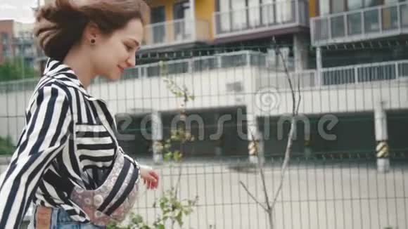 街上女孩骑滑板长板的肖像慢动作视频的预览图