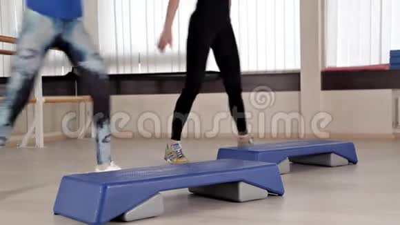 阶梯平台穿运动鞋的女孩做健身操健身房减肥的概念视频的预览图