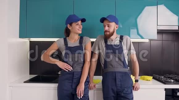 快乐的满足了他们的工作清洁服务的男人和女人在蓝黑菜中提供了高五分视频的预览图