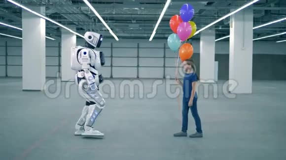 未来的概念一个女孩把气球呈现在机器人的侧面视频的预览图