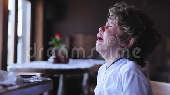 孩子在哭在咖啡馆里让小孩哭泣视频的预览图