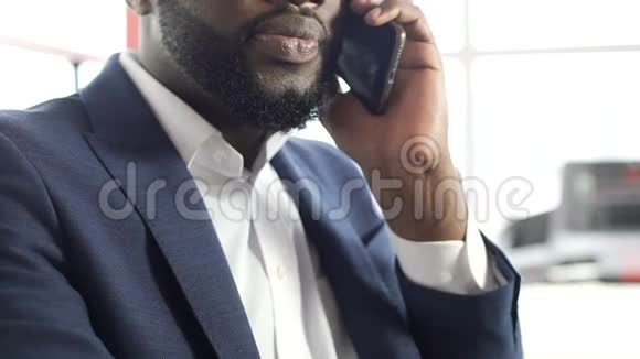一个穿着西装的非裔美国人在电话上交谈预约视频的预览图