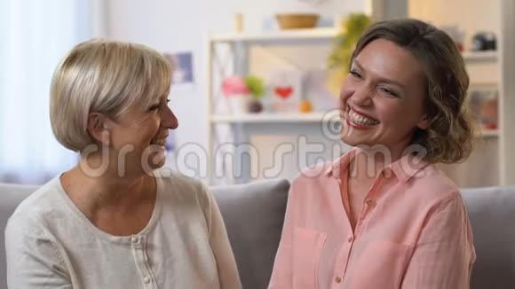 两个女朋友在沙发上笑闲聊一起玩慢悠悠的视频的预览图