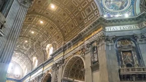 在梵蒂冈圣彼德墓地上有漂亮的柱子视频的预览图