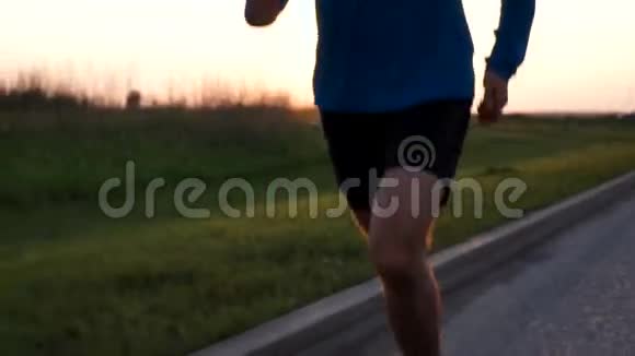 运动员的身体在慢跑时的跑步特写视频的预览图