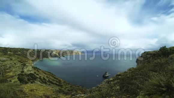 迷人的海景美丽的清澈的自然海洋被高山时间所包围视频的预览图