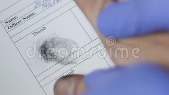 警察在主要嫌疑人的指纹生物识别标记视频的预览图