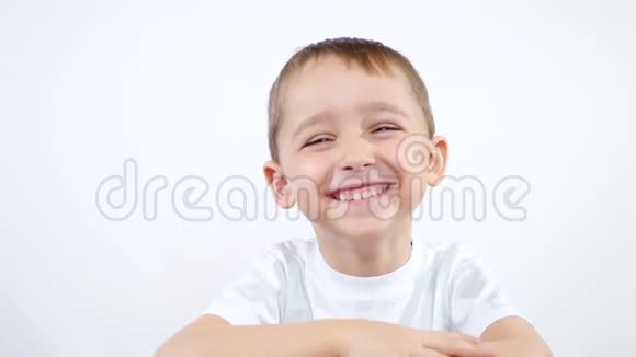 学龄前儿童经历情感快乐快乐欢笑喜悦一个白色背景的小男孩视频的预览图