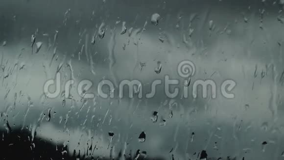 玻璃上的雨水视频的预览图