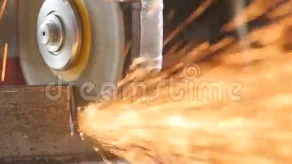慢运动工业磨床在作用很多火花视频的预览图