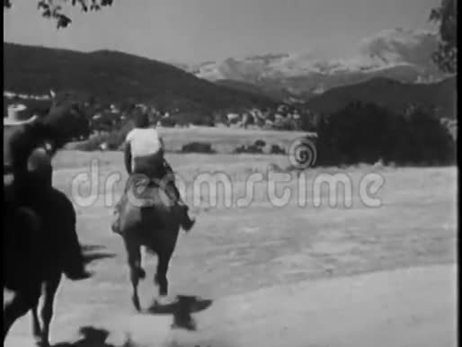牛仔骑马驰骋草原的后景视频的预览图