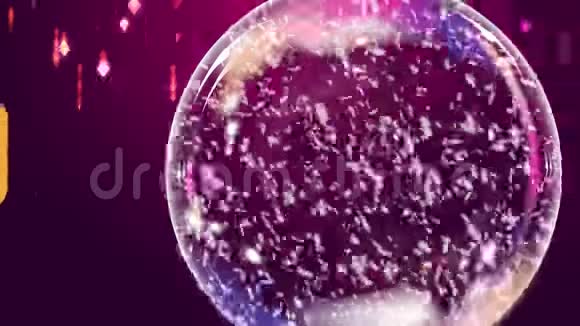 雪球和铭文2020年新年快乐粉红色和丁香背景与落雨颗粒视频的预览图