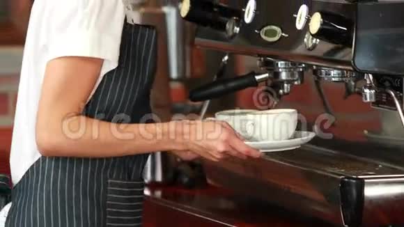 微笑的咖啡师端着两杯咖啡视频的预览图