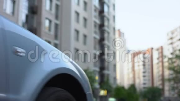 男子上车私人司机为商人开车出租车服务视频的预览图