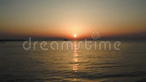 太阳落山在海的中央视频的预览图