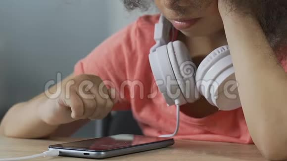 孤独的孩子拖延智能手机缺乏兴趣无聊的孩子视频的预览图