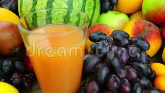 新鲜果汁和一束水果视频的预览图