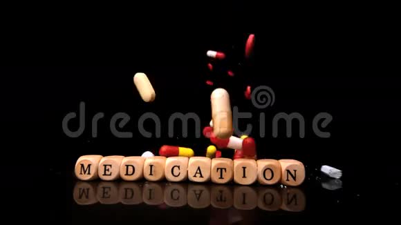 药片掉落掷骰子拼写药物视频的预览图
