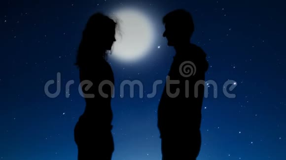浪漫的情侣牵着手在星空下接吻恋爱视频的预览图