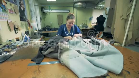 裁缝在车间里缝制皮衣视频的预览图